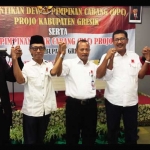 Heri Sumarsono (tengah) bersama Ketua DPD Projo Jatim Suhandoyo usai dikukuhkan sebagai Ketua DPC Projo Kabupaten Gresik. foto: SYUHUD/ BANGSAONLINE