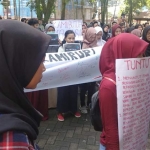 Aksi mahasiswa Unej saat demo menuntut tindak lanjut kasus pelecehan seksual yang dialami rekannya.