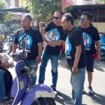 Anggota J-Scook saat membagikan nasi bungkus kepada scooterist yang datang di Kota Kediri. foto: ARIF K/ BANGSAONLINE