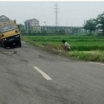 Kondisi akses penghubung di Desa Banjarsari, Kecamatan Cerme, dengan Desa Kedanyang, Kecamatan Kebomas. Foto: Ist