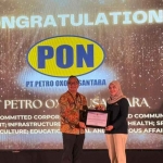 Wakil Bupati Gresik menyerahkan penghargaan kepada perwakilan PT PON. Foto: Ist