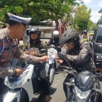 Petugas dari Satlantas Polres Blitar Kota saat mengimbau pengendara soal Operasi Zebra Semeru 2024.