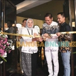 Wakil Wali Kota Madiun, Inda Raya Miko Ayu Saputri didampingi oleh pemilik Maxy Gold Wijaya Angkasa melakukan pemotongan pita. Foto : Hendro Suhartono/BANGSAONLINE.com.