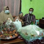 Eyang Kamtin (tengah), warga Dusun Gendong (perbatasan Kota Surabaya dan Kabupaten Gresik) merupakan survivor Covid-19 tertua di Indonesia. Ia sembuh dari covid-19. foto: ist/ bangsaonline.com