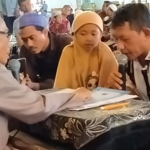 Ir. Nicolas Tamongsang mengeja dua kalimat syahadat yang dituntun oleh KH Abdul Hamid, imam Masjid Al-Akbar Surabaya (MAS), Jumat (23/1/2020). foto: MA/ bangsaonline.com