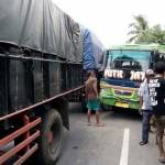 Kondisi bus mini dan truk gandeng sebelum dievakuasi. foto: Humas Polres Tuban for BANGSAONLINE