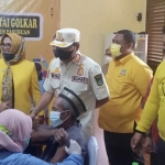 Bupati Pasuruan Irsyad Yusuf bersama Ketua DPD Golkar Jatim M. Sarmuji, dan Ketua DPD Golkar Kabupaten Pasuruan Rias Judika Prastika, saat meninjau vaksinasi.