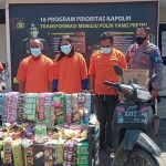 Polsek Driyorejo, Gresik, saat konferensi pers terkait kasus pembobolan warung kopi. Foto: Ist