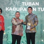 Bupati Lindra saat menerima penghargaan Adipura 2023 dari Menteri LHK RI Siti Nurbaya Bakar.