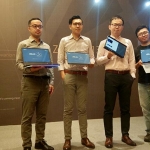 ASUS Regional Director, Southeast Asia Jimmy Lin (dua dari kiri) saat menampilkan produk ASUS.