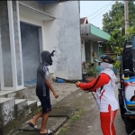 PENCEGAHAN: Penyemprotan disinfektan yang digelar kader PDIP di Perum Renojoyo Porong, Minggu (12/4). foto: ist