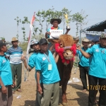 Sukatman dengan sapi juaranya di kontes ternak.