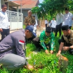 Anggota KPU Kabupaten Pasuruan Eriek Zainuri saat menanam pohon di Desa Wonosari Kecamatan Gempol.