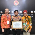 Bupati Sumenep, Achmad Fauzi, saat menerima penghargaan.