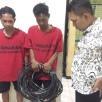 Kanit Reskrim Polsek Mulyorejo mendampingi pelaku saat memberikan keterangan kepada wartawan.