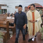 Bupati Gresik, Fandi Akhmad Yani (kiri), saat mengunjungi gereja di malam Misa Natal. Foto: Ist