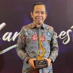 Bupati Jember, Muhammad Fawait memegang penghargaan yang diberikan oleh Menteri Pendidikan Dasar dan Menengah, Abdul Mu’ti, di the Tribrata Hotel & Convention Center Dharmawangsa, Jakarta. (Ist)