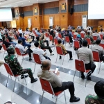 Rakor Forpimda Kota Surabaya jelang pelaksanaan PSBB di Graha Sawunggaling Lantai 6 Surabaya, Sabtu (25/04).