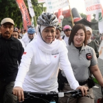 Gubernur Jawa Timur Khofifah Indar Parawansa ikut gowes bersama ribuan peserta dalam event "Gowes Kebangsaan" yang digelar HARIAN BANGSA dan BANGSAONLINE.com.
