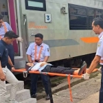 Sejumlah petugas ketika mengevakuasi penumpang saat simulasi kesiapsiagaan tanggap darurat di Stasiun Pasarturi Surabaya.