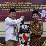 Ketua DPC Gerindra Kabupaten Pasuruan H. M. Rusdi Sutejo bertukar cenderamata dengan ketua KPU.