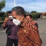 Ahmad Zaini, Asisten 3 Bidang Administrasi Umum Setda Kabupaten Sidoarjo, usai diperiksa penyidik KPK di Mapolresta Sidoarjo.