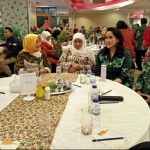 Giwo Rubianto Wiyogo (dua dari kanan) berbincang dengan Gubernur Jatim terpilih, Khofifah Indar Parawansa dalam acara workshop Gerakan Wanita Sejahtera (GWS). foto: DIDI R/ BANGSAONLINE