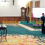 Gubernur Khofifah saat melantik Kholilurrahman dan Sukriyanto sebagai Bupati dan Wakil Bupati Pamekasan. Foto: DEVI FITRI AFRIYANTI/BANGSAONLINE