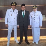 Bupati dan Wakil Bupati Kabupaten Situbondo, Yusuf Rio Wahyu Prayogo,,  dan Ulfiyah saat foto bersama dengan Ketua DPRD Situbondo, Mahbub Junaidi sebelum pelantikan 