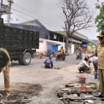 Proses perbaikan ruas Jalan Talun-Gununggangsir.