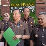 Kajari Sidoarjo, Akhmad Muhdhor, saat konferensi pers terkait dugaan penyalahgunaan uang negara dalam pengadaan pakaian seragam dinas harian Pemkab Sidoarjo.