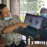Sufyanto, Founder The Republic Institute saat menunjukan hasil survei dua paslon jelang Pilbup Ponorogo 2020.
