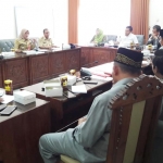 DPRD bersama PKL dan pihak kecamatan saat rapat di ruangan rapat Komisi II. foto: GANDA/ BANGSAONLINE