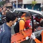 Tim Medis Pemkot Surabaya saat mengevakuasi pengendara mobil yang meninggal dunia di Blauran, Surabaya, Jumat (24/2/2023)