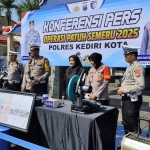 Kasatlantas Polres Kediri Kota dan jajaran saat konferensi pers. Foto: Ist