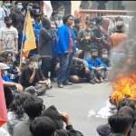 Aksi bakar ban mewarnai demo mahasiswa tolak UU Omnibus Law di depan gedung DPRD Kota Kediri. foto: MUJI HARJITA/ BANGSAONLINE