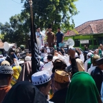 Ketua DPRD Pamekasan Halili Yasin saat menemui ratusan massa aksi di depan gedung dewan setempat.
