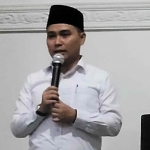 Bupati Mojjoketo Dr Muhammad Al Barra (Gus Bara) saat menyampaikan sambutan dalam acara shalat malam dan istighatsah di Pendopo Peringgitan Kabupaten Mojokerto, Sabtu (26/7/2025) malam. Foto: bangsaonline