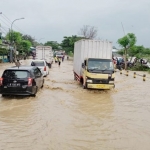 Banjir yang terjadi di jalur Pantura Tuban di Desa Tunah, Kecamatan Semanding, Kabupaten Tuban.