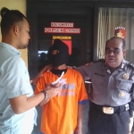 Pelaku saat dikeler petugas Reskrim Polsek Candi, Sidoarjo.