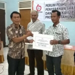 Administratur KPH Tuban Tulus Budyadi saat menyerahkan dana sharing ke LMDH.