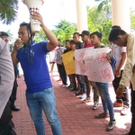 Mahasiswa yang melakukan demo terkait tak turunnya rastra. foto: ERI SUGIANTO/ BANGSAONLINE