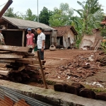 Kondisi rumah Nakop, warga Dusun Krajan, Desa Gunggungan Kidul, Kecamatan Pakuniran, Kabupaten Probolinggo yang roboh usai disapu angin kencang.