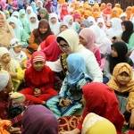 ?

Ny Dra Hj Nina Soekarwo MSi bersama anak yatim. Foto:nisa/BANGSAONLINE