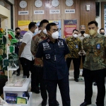 Kakanwil Kemenkumham Jawa Timur Zaeroji (berkacamata) saat berkeliling melihat sarana prasarana serta layanan keimigrasian.