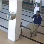 Hasil screenshot dari video yang viral, pelaku pencuri kotak amal di Masjid Al-Mukminun Pamekasan.