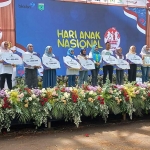 DP3AP2KB Kota Batu saat membagikan hadiah kepada para juara lomba dari berbagai desa.