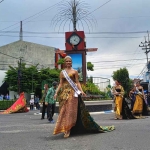 Miss Universe Switzerland, Alia Guindi saat menggunakan busana khas Indonesia pada pagelaran Internasional Batik Carnival di Taman 0 KM di Jalan Diponegoro, Utara Simpang Empat TT, Rabu (23/11/2022). Foto: Feri Wahyudi/BANGSAONLINE.com