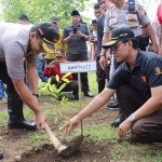 Kapolres Bangkalan AKBP Rama S Putra saat penanaman pohon.