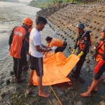 Tim SAR gabungan dibantu warga saat mengevakuasi mayat korban.